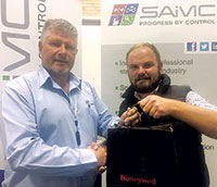 Levon van Wieren (right) receives the prize from Johan Maritz. 